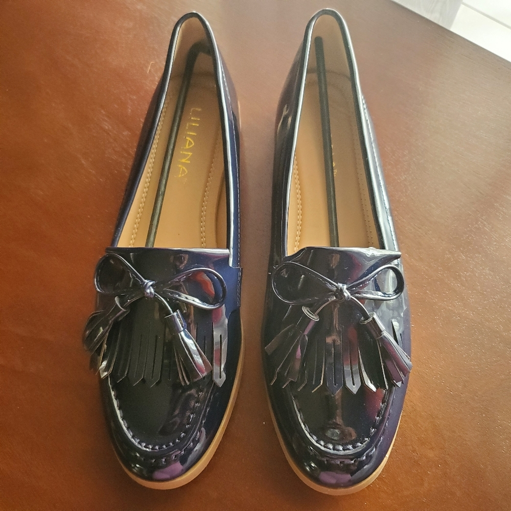 NWOT Liliana faux patent navy loafers with bow